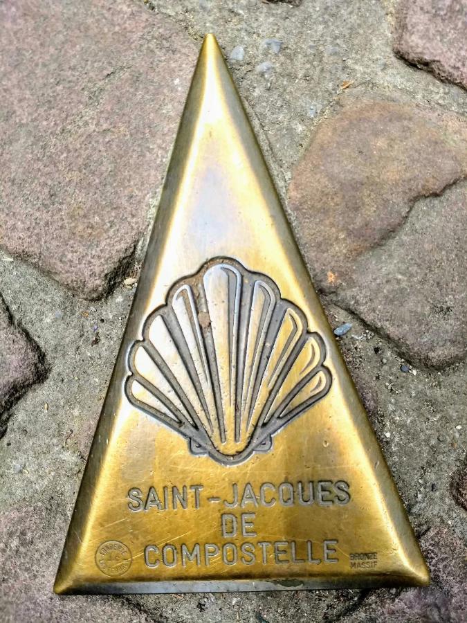 Gite De La Porte Saint Jacques: A Hostel For Pilgrims Exterior photo