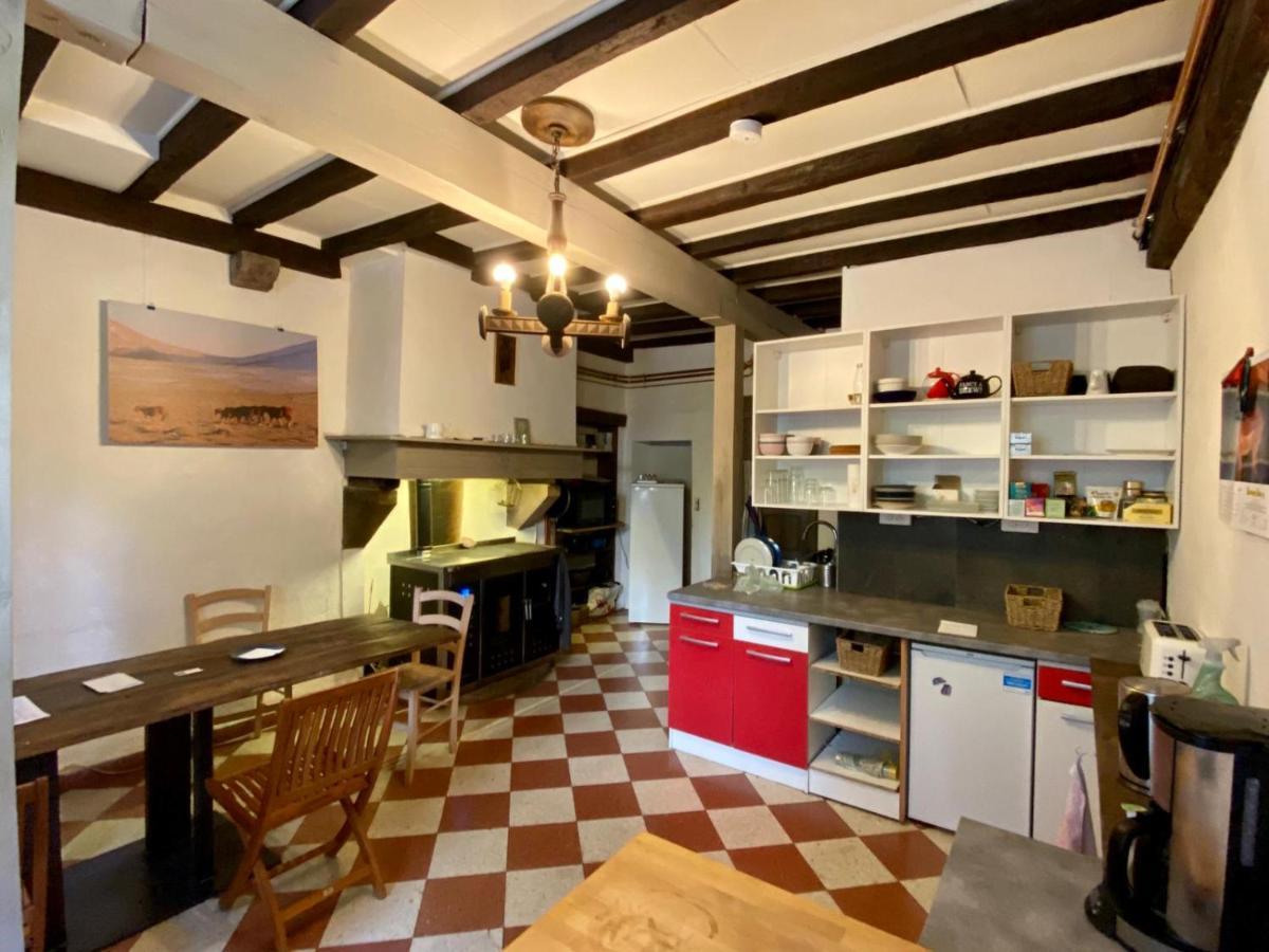 Gite De La Porte Saint Jacques: A Hostel For Pilgrims Exterior photo