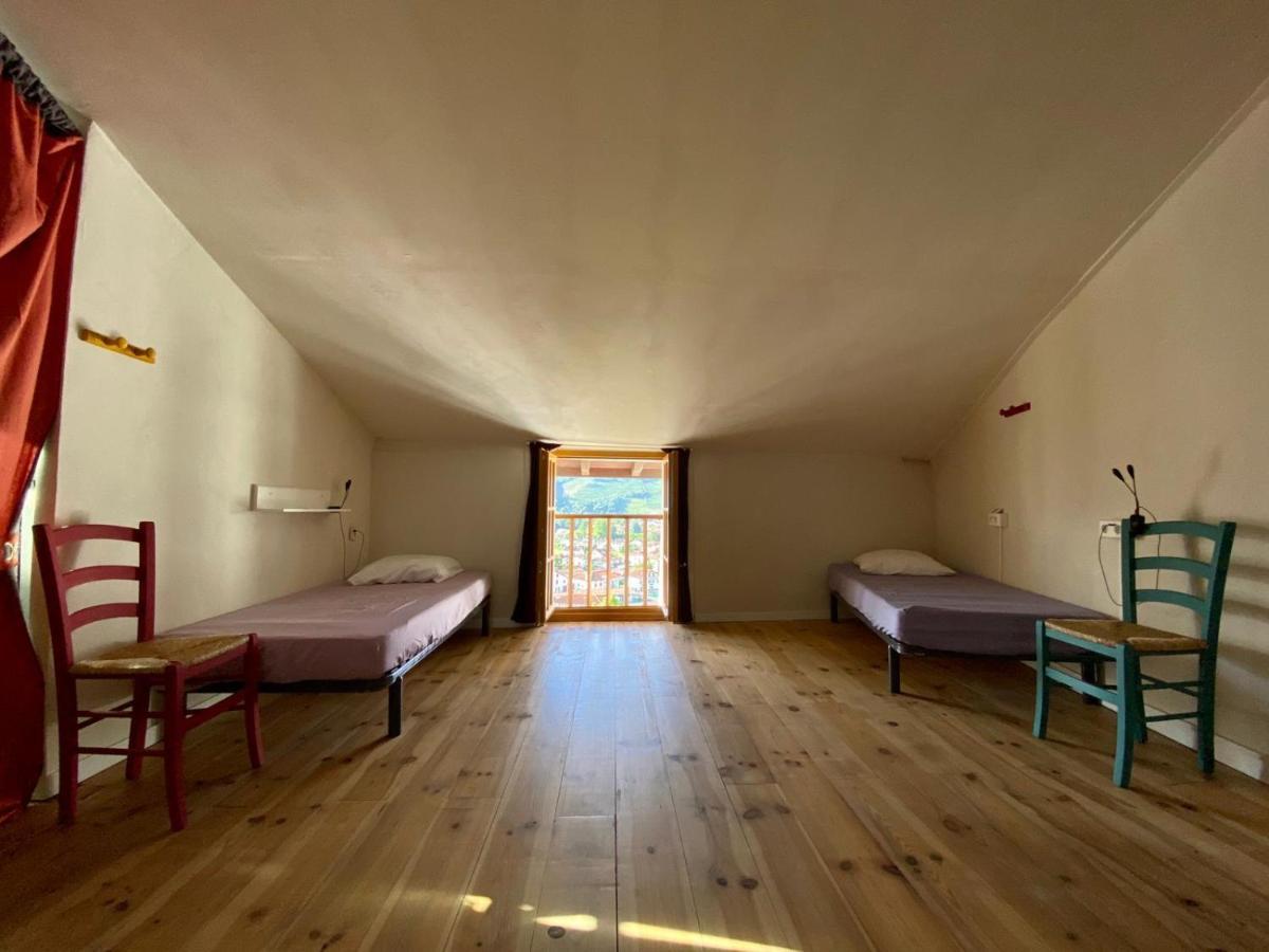 Gite De La Porte Saint Jacques: A Hostel For Pilgrims Exterior photo